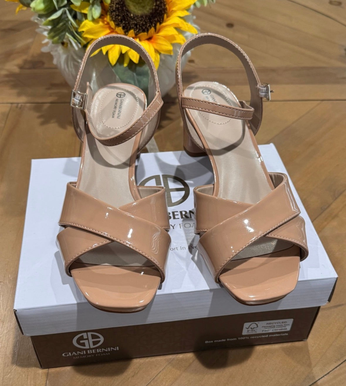 Giani Bernini womens crisscross lines Sandals
