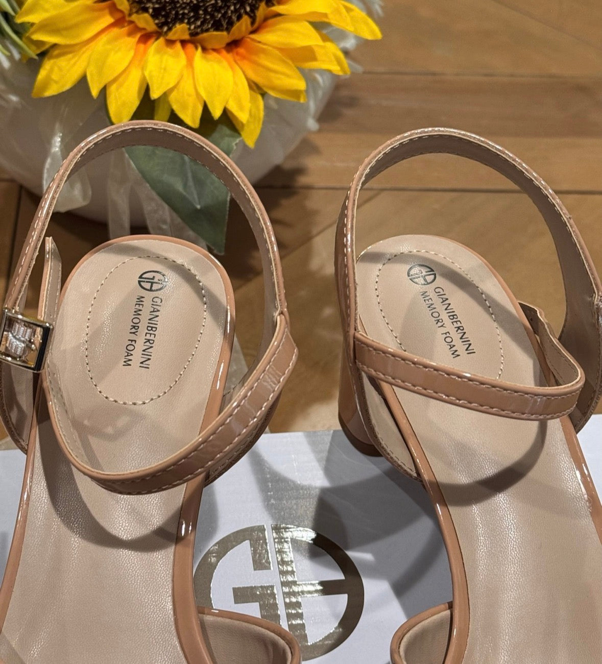 Giani Bernini womens crisscross lines Sandals