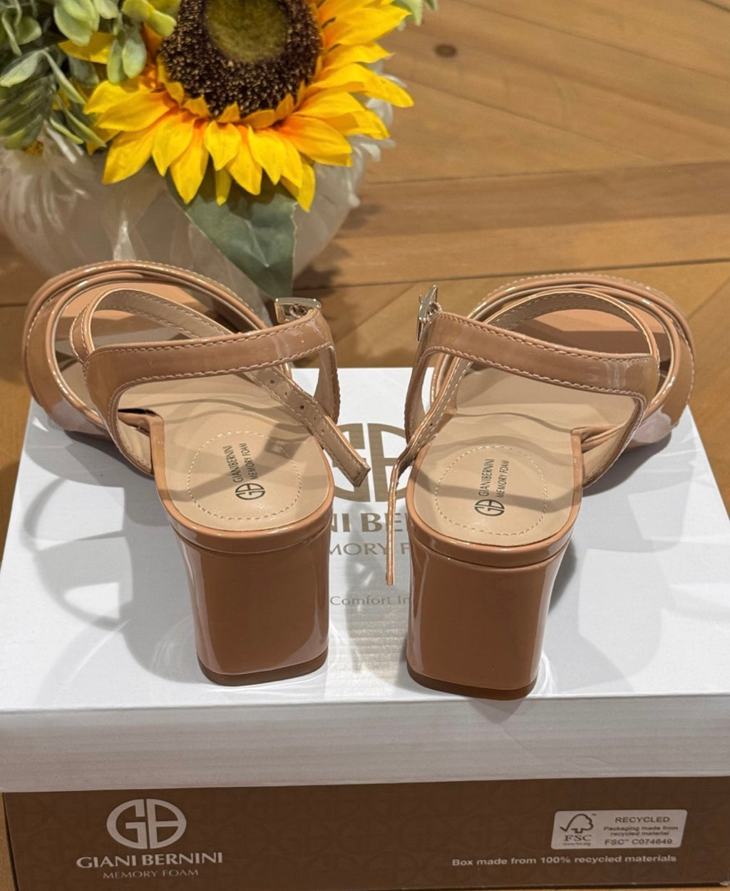 Giani Bernini womens crisscross lines Sandals