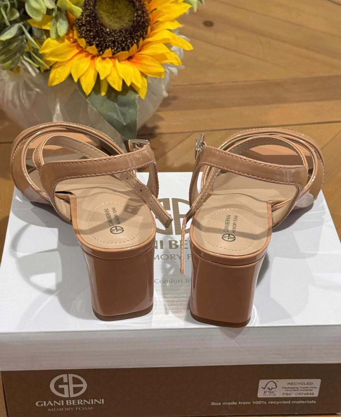 Giani Bernini womens crisscross lines Sandals