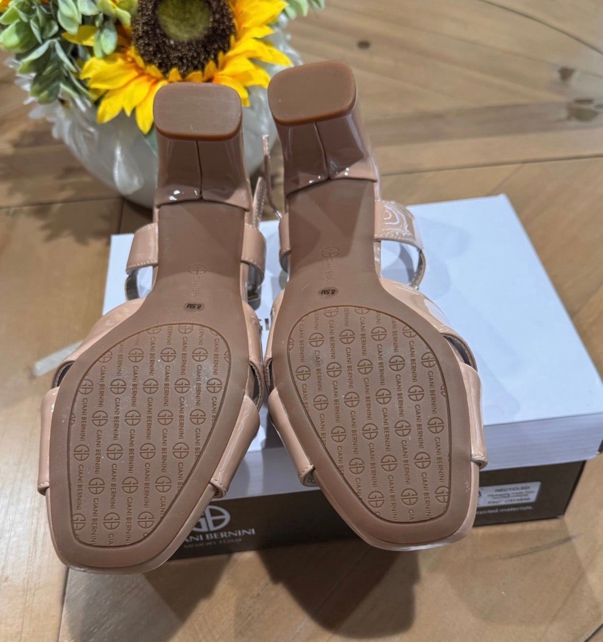 Giani Bernini womens crisscross lines Sandals